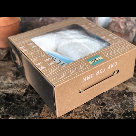 NEW TOMS Women's plush bootie slippers - Picture 10 of 10